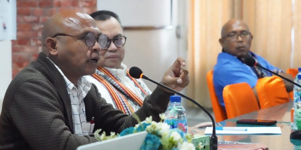 “TABOLA BALE”, RUANG FORMAL dan DISLOKASI SIMBOLIK